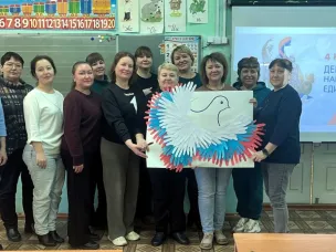 В рамках Всероссийской акции Движения Первых и Навигаторов детства "Россия - семья семей", в рамках Дня народного единства педагоги  Скоробогатовской средней школы выполнили дружной командой плакат "Голубь мира".